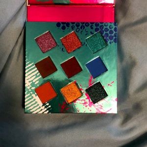 Living in color eye shadow palette. New used